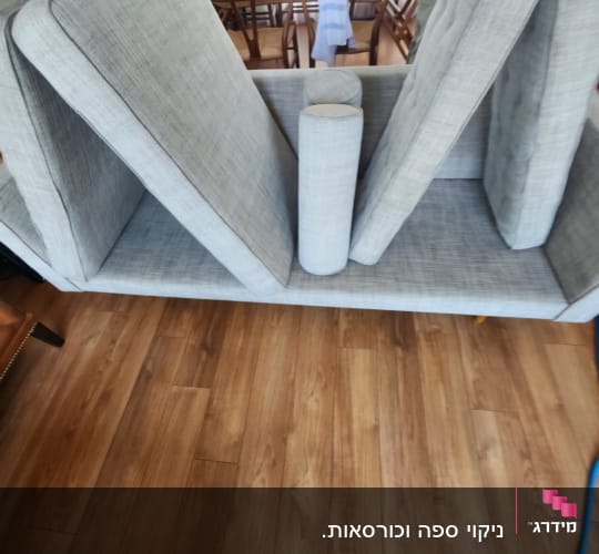 כריות ספה אפורות מונחות על הרצפה לניקוי